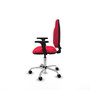 Chaise de bureau Algarra avec mécanisme de contact permanent de base, recouverte de tissu rouge. Équipée d'une base chromée, d'accoudoirs 2D et de roulettes en nylon de 50 mm.