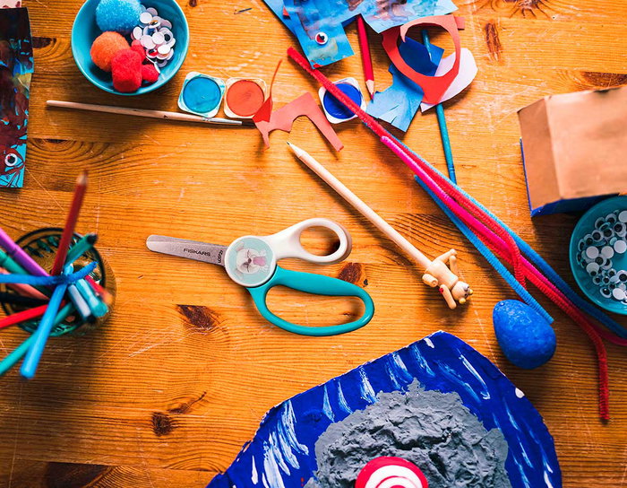 Fiskars Ciseaux pour enfants 6+ bouts ronds 13cm - Bleu et Blanc - Petit Chien Fiskars Ciseaux pour enfants 6+ bouts ronds 13cm - Bleu et Blanc - Petit Chien