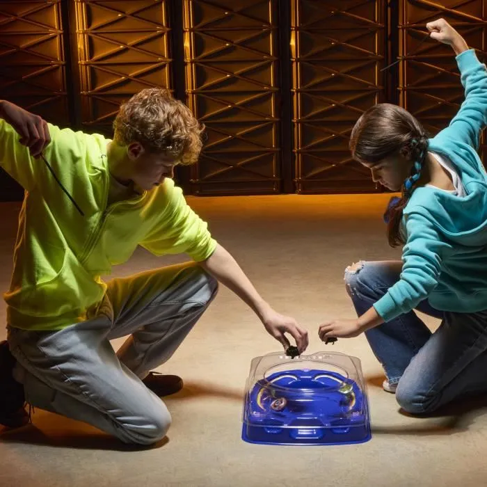 Beyblade X Set de Combat Descente-choc - Arène Beystadium avec 2 Toupies de Compétition à Rotation Droite et 2 Lanceurs - Dès 8 Ans Beyblade X Set de Combat Descente-choc - Arène Beystadium avec 2 Toupies de Compétition à Rotation Droite et 2 Lanceurs - Dès 8 Ans