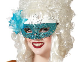 Masque vénitien bleu pastel brillant avec détails ajourés et fleur assortie
