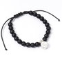 THE CARAT SHOP - Bracelet Officiel Real Madrid extensible avec perles noires mate et médaillon logo club - Pour homme et femme