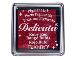 Tsukineko Tampon Encreur DELICATA Rouge Rubis Métallique Brillant 33x33mm
