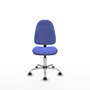 Chaise de bureau Algarra avec mécanisme Contact permanent de base, rembourrée de tissu bleu clair. Équipée d'une base chromée, sans accoudoirs et de roulettes autobloquantes