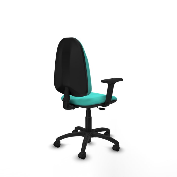 Chaise de bureau Algarra avec mécanisme Contact permanent de base, revêtue de similicuir turquoise. Équipée d'un piètement en polyamide noir, d'accoudoirs 2D et de roulettes en nylon de 50 mm