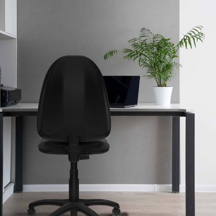 Chaise de bureau Aýna avec mécanisme Contact permanent de base, rembourrée en simili cuir gris. Équipée d'une base en polyamide noir, sans accoudoirs et avec des roulettes pour parquet. Chaise de bureau Aýna avec mécanisme Contact permanent de base, rembourrée en simili cuir gris. Équipée d'une base en polyamide noir, sans accoudoirs et avec des roulettes pour parquet.