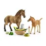 Schleich 42432 - Coffret Les Soins pour Bébé Animaux Horse Club Sarah, Jeu de Figurines Animaux de la Ferme et Accessoires, à partir de 4 ans