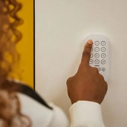 Yale - Kit d'alarme intelligente sans fil connectée - Centrale, sirène extérieure, clavier, détecteur d'ouverture et de mouvement, porte-clés - Pour maison et appartement