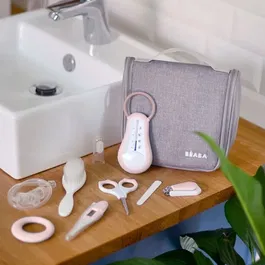 Beaba - Trousse de toilette bébé avec 10 accessoires (thermomètre, ciseaux, peigne, anneau de dentition, mouche-bébé) - Organisation à élastiques et poche zippée - Vieux rose