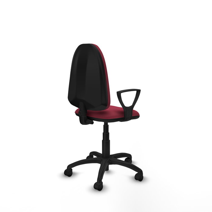 Chaise de bureau Aýna avec mécanisme de contact permanent de base, revêtue de tissu couleur grenat. Équipée d'une base en polyamide noir, d'accoudoirs fixes et de roulettes en nylon de 50 mm