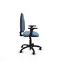 Chaise de bureau Algarra avec mécanisme de contact permanent de base, recouverte de tissu bleu ciel. Équipée d'une base en polyamide noir, d'accoudoirs 2D et de roulettes pour parquet