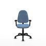 Chaise de bureau Algarra avec mécanisme de contact permanent de base, recouverte de tissu bleu ciel. Équipée d'une base en polyamide noir, d'accoudoirs 2D et de roulettes pour parquet