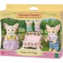 Sylvanian Families - Famille Fennec - Poupée Articulée avec 4 Personnages (Parents et Bébés), Habits Amovibles et Poussette Double - Jouet Enfant dès 3 Ans
