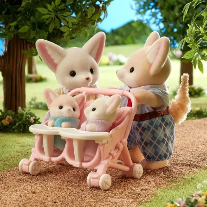Sylvanian Families - Famille Fennec - Poupée Articulée avec 4 Personnages (Parents et Bébés), Habits Amovibles et Poussette Double - Jouet Enfant dès 3 Ans
