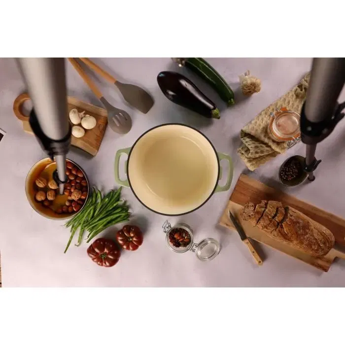 Menastyl Cocotte ronde en fonte acier émaillé 7 litres - Vert - Réf. 6020075 - Pour ragoûts, braisage, mijoté - Compatible induction et four