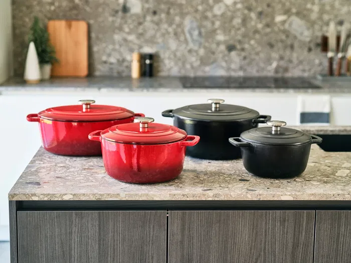 Cosy & Trendy Cocotte Fontestic en fonte émaillée 4.6 L - 24 cm - Rouge - Compatible tous feux dont induction