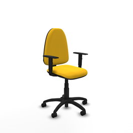 Chaise de bureau Aýna avec mécanisme Contact permanent de base, revêtue de simili cuir jaune. Équipée d'une base en polyamide noir, d'accoudoirs 1D et de roulettes en nylon de 50 mm
