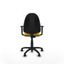 Chaise de bureau Aýna avec mécanisme Contact permanent de base, revêtue de simili cuir jaune. Équipée d'une base en polyamide noir, d'accoudoirs 1D et de roulettes en nylon de 50 mm
