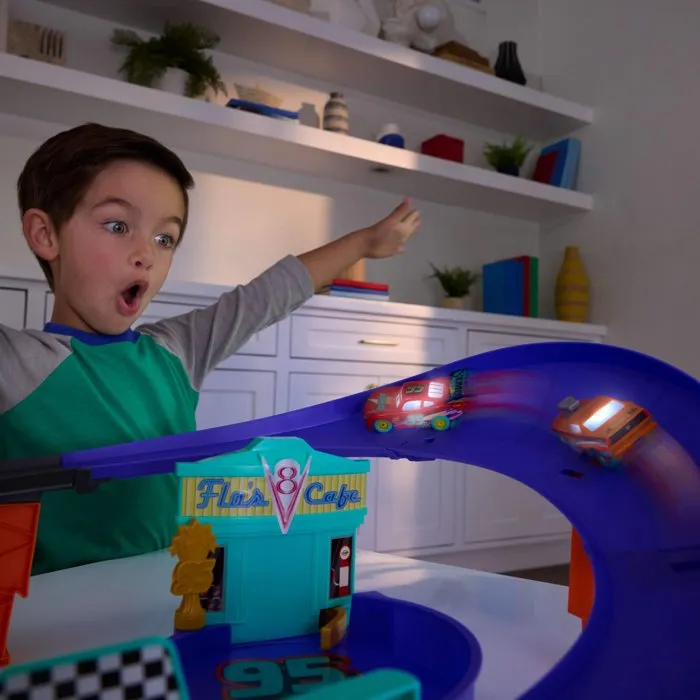 Mattel Circuit Célébration de Flash McQueen avec véhicule lumineux