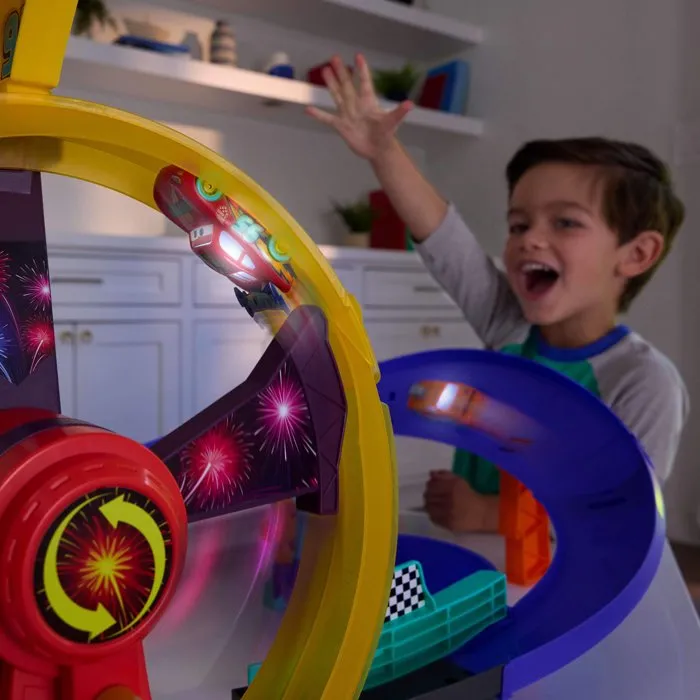 Mattel Circuit Célébration de Flash McQueen avec véhicule lumineux