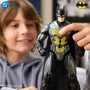 Batman Figurine Deluxe Furtive Interactive 30 cm avec Effets Sonores et Lumineux, 10 Points d'Articulation, Fonctionne sur Piles, Pour Enfants dès 4 Ans