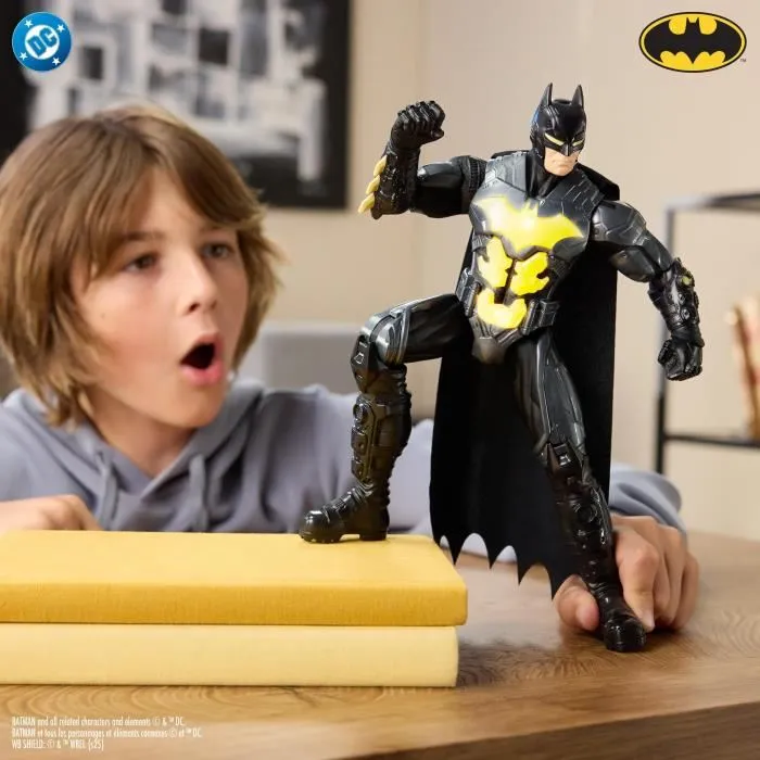 Batman Figurine Deluxe Furtive Interactive 30 cm avec Effets Sonores et Lumineux, 10 Points d'Articulation, Fonctionne sur Piles, Pour Enfants dès 4 Ans