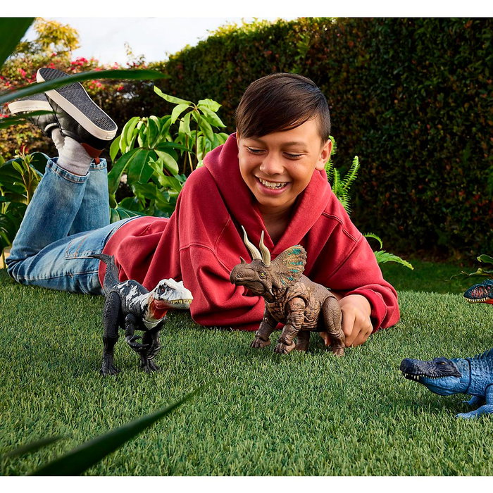 Mattel - Figure de Dinosaure Eotriceratops Jurassic World avec Actions d'Attaque - Figurine Articulée de 35,6 cm - Jouet pour Enfants de 4 Ans et Plus - Référence JGB93