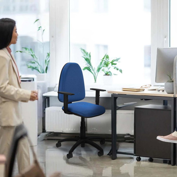 Chaise de bureau Aýna avec mécanisme de contact permanent de base, recouverte de tissu gris clair. Équipée d'une base en polyamide noir, d'accoudoirs 1D et de roulettes en nylon de 50 mm Chaise de bureau Aýna avec mécanisme de contact permanent de base, recouverte de tissu gris clair. Équipée d'une base en polyamide noir, d'accoudoirs 1D et de roulettes en nylon de 50 mm