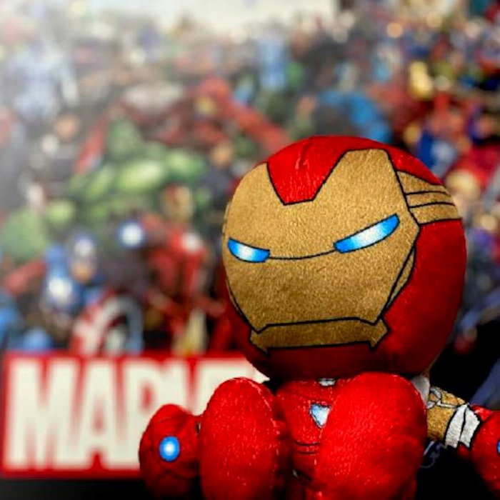 Uncanny Brands Peluche Marvel Ironman 15-16cm Chibi Assis Tissu Polaire