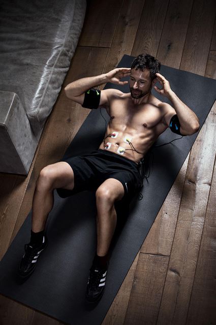 Beurer EM-95 Electrostimulateur Digital pour le Corps avec Bluetooth, EMS, 20 Programmes, 4 Canaux et Électrodes à Contact avec l'Eau pour Abdomen, Bras et Jambes