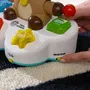 Baby Einstein - Jouet d'éveil musical et sensoriel Dean le chien, avec tambour, lumières et apprentissage multilingue pour bébé de 6 mois et plus