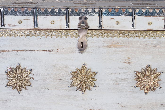 Giner y Colomer - Coffre de rangement en bois de manguier massif avec incrustations fer et bronze, finition blanc vieilli, 57 x 100 x 40 cm