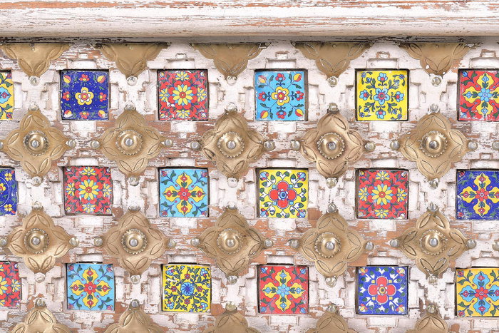 GINER Y COLOMER - Coffre de rangement en bois de manguier massif avec détails en céramique et bronze, finition blanc vieilli - 80 x 40 x 45 cm