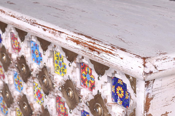 GINER Y COLOMER - Coffre de rangement en bois de manguier massif avec détails en céramique et bronze, finition blanc vieilli - 80 x 40 x 45 cm