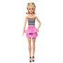 Barbie Fashionista Top Rayas Con Falda Rosa Hrh11 - Poupée de Collection avec Top Rayé Blanc et Noir et Jupe Rose Froncée, Accessoires et Packaging Multilingue - À Partir de 3 Ans