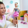 Barbie Fashionista Top Rayas Con Falda Rosa Hrh11 - Poupée de Collection avec Top Rayé Blanc et Noir et Jupe Rose Froncée, Accessoires et Packaging Multilingue - À Partir de 3 Ans