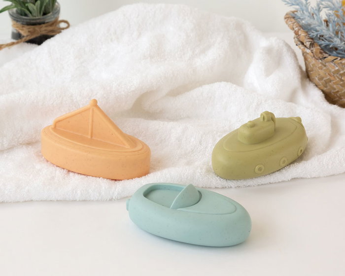 KioKids - Set de 3 Jouets de Bain pour Bébé Anti-Moisissure, Barquets en PVC et Blé, Multicolore, Dès 3 Mois KioKids - Set de 3 Jouets de Bain pour Bébé Anti-Moisissure, Barquets en PVC et Blé, Multicolore, Dès 3 Mois