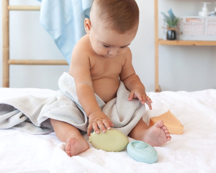 KioKids - Set de 3 Jouets de Bain pour Bébé Anti-Moisissure, Barquets en PVC et Blé, Multicolore, Dès 3 Mois KioKids - Set de 3 Jouets de Bain pour Bébé Anti-Moisissure, Barquets en PVC et Blé, Multicolore, Dès 3 Mois