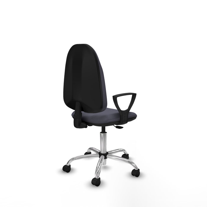 Chaise de bureau Algarra avec mécanisme de contact permanent de base, rembourrée de tissu gris foncé. Équipée d'une base chromée, d'accoudoirs fixes et de roulettes en nylon de 50 mm