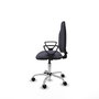 Chaise de bureau Algarra avec mécanisme de contact permanent de base, rembourrée de tissu gris foncé. Équipée d'une base chromée, d'accoudoirs fixes et de roulettes en nylon de 50 mm