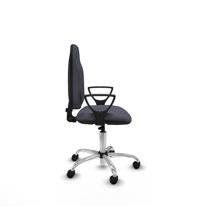 Chaise de bureau Algarra avec mécanisme de contact permanent de base, rembourrée de tissu gris foncé. Équipée d'une base chromée, d'accoudoirs fixes et de roulettes en nylon de 50 mm