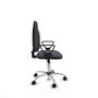 Chaise de bureau Algarra avec mécanisme de contact permanent de base, rembourrée de tissu gris foncé. Équipée d'une base chromée, d'accoudoirs fixes et de roulettes en nylon de 50 mm