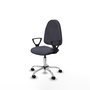Chaise de bureau Algarra avec mécanisme de contact permanent de base, rembourrée de tissu gris foncé. Équipée d'une base chromée, d'accoudoirs fixes et de roulettes en nylon de 50 mm