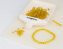 Innspiro Rocaille de verre ronde argentée et jaune 3,8 mm, 500g