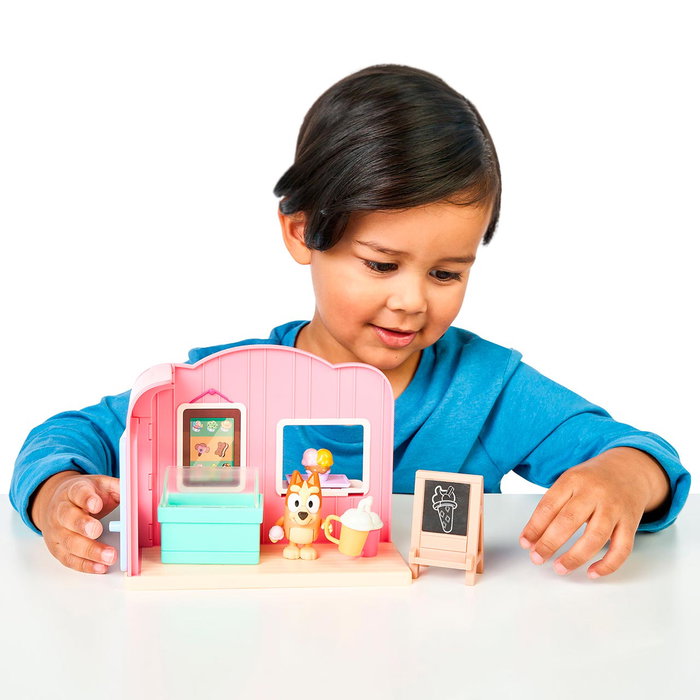 Famosa Mini Playsets Bluey Série 3 avec Figurines Bluey et Bingo - Mini Marché et Glacier - Jouet d'Aventures pour Enfants +2 Ans - Réf. Bly70000