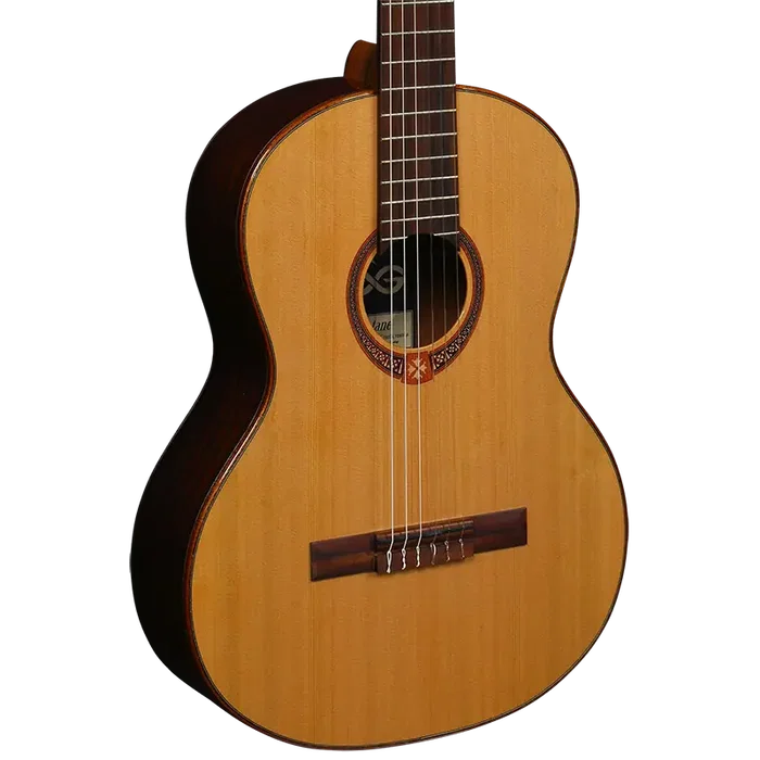 LAG Guitarre Classique Auditorium Occitania 118 Natural Lag - Taille 4/4, Table Cèdre Massif, Cordes Nylon, Finition Brillante