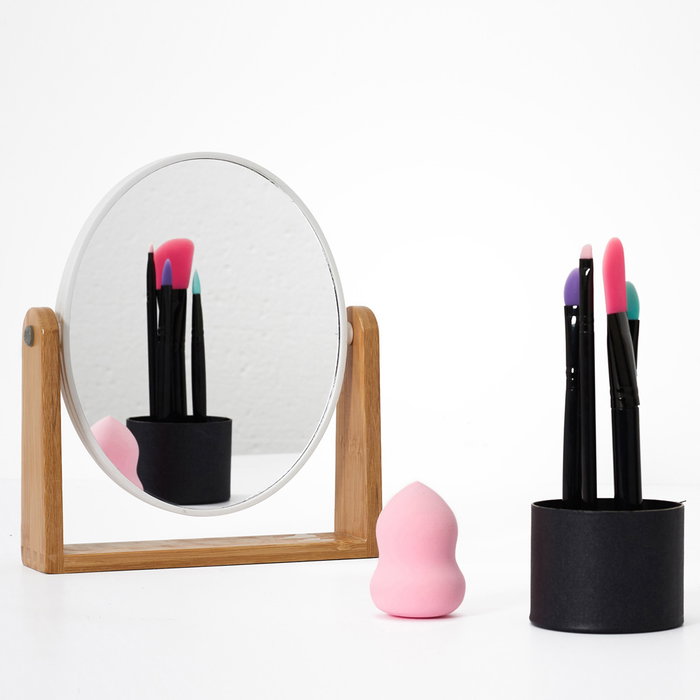 Cosmetic Club Miroir de table ovale double face, normal et x3 avec support en bambou Cosmetic Club Miroir de table ovale double face, normal et x3 avec support en bambou