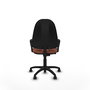 Chaise de bureau Algarra avec mécanisme de contact permanent de base, recouverte de tissu marron. Équipée d'une base en polyamide noir, d'accoudoirs fixes et de roulettes autobloquantes.