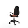 Chaise de bureau Algarra avec mécanisme de contact permanent de base, recouverte de tissu marron. Équipée d'une base en polyamide noir, d'accoudoirs fixes et de roulettes autobloquantes.