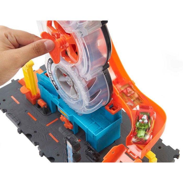 Hot Wheels - Circuit City Tienda de Neumáticos HDP02 avec magasin de pneus, rampe et ascension manuelle - Jouet de course et cascade - Âge recommandé : +4 ans