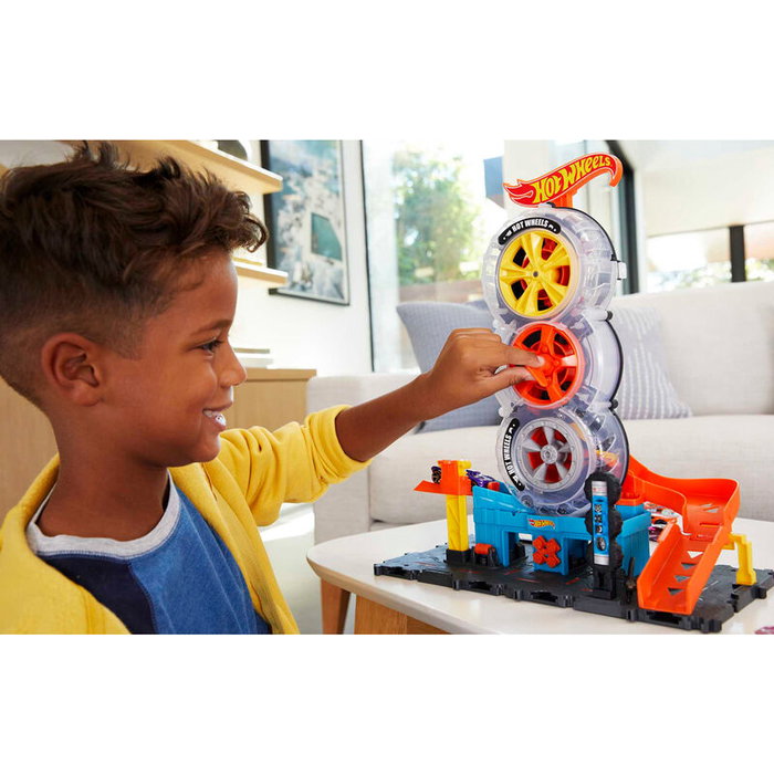 Hot Wheels - Circuit City Tienda de Neumáticos HDP02 avec magasin de pneus, rampe et ascension manuelle - Jouet de course et cascade - Âge recommandé : +4 ans
